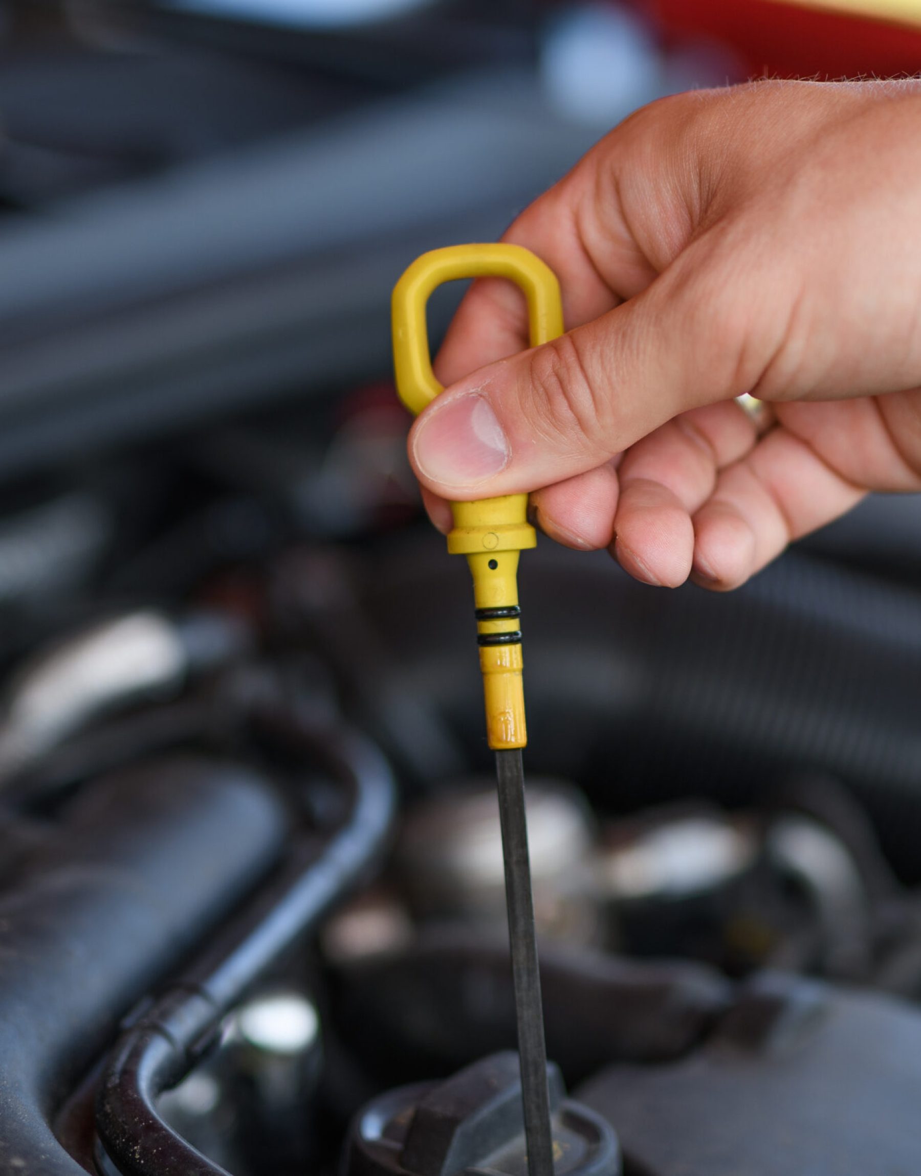 Sprawdzanie poziomu i jakości oleju w silniku samochodu osobowego